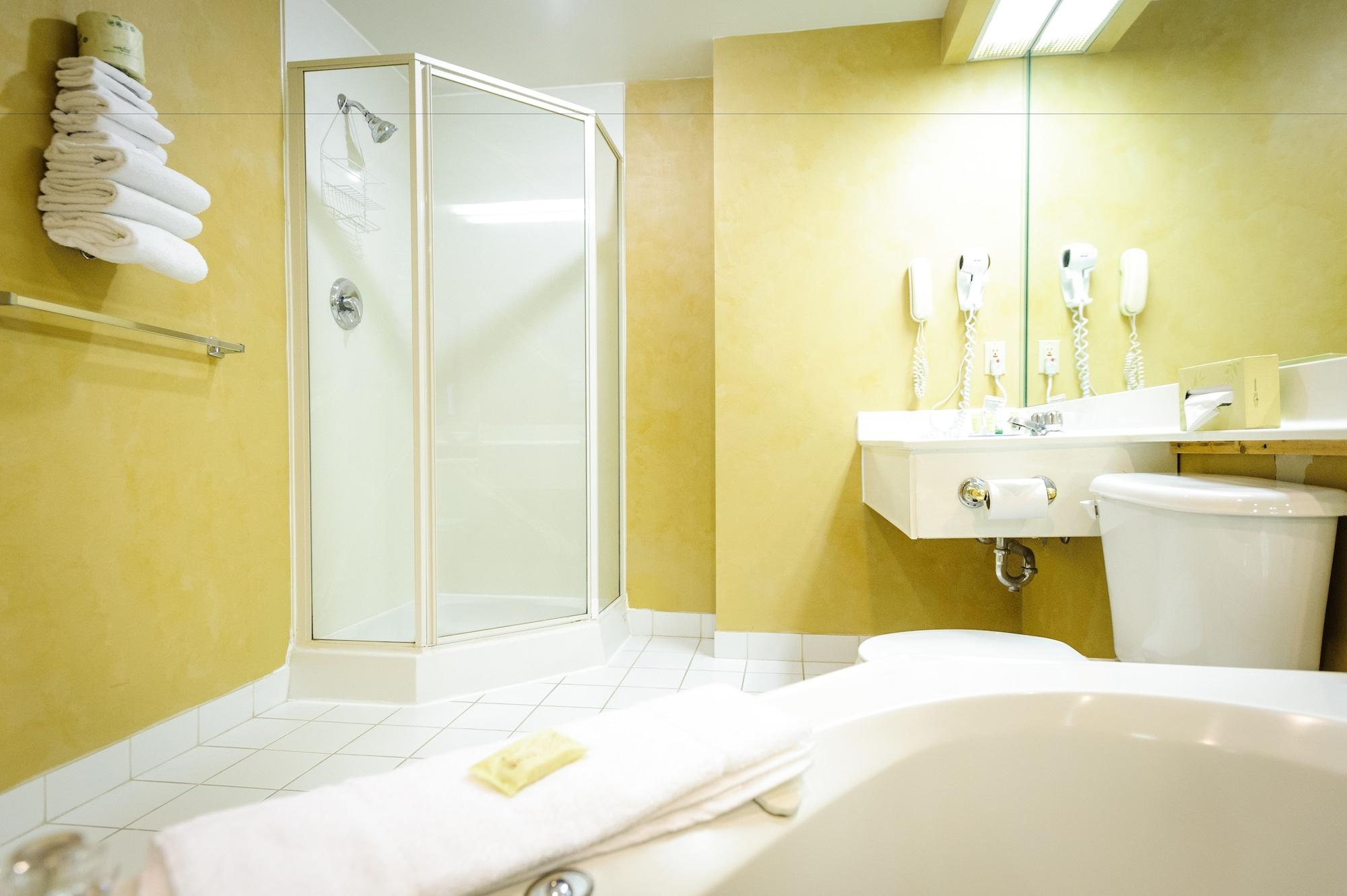 Peterborough Inn & Suites Hotel Zewnętrze zdjęcie