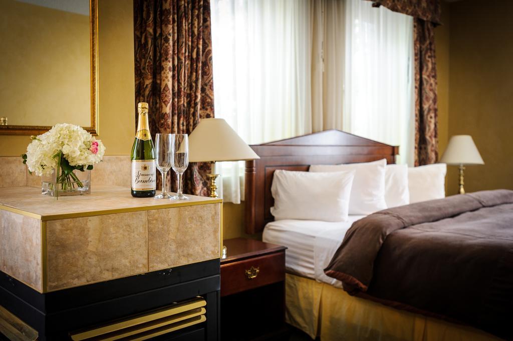 Peterborough Inn & Suites Hotel Zewnętrze zdjęcie