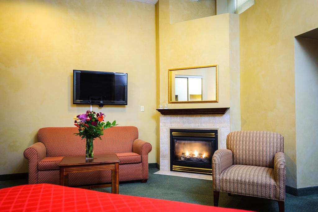 Peterborough Inn & Suites Hotel Zewnętrze zdjęcie