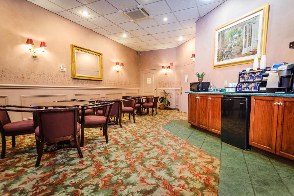 Peterborough Inn & Suites Hotel Zewnętrze zdjęcie