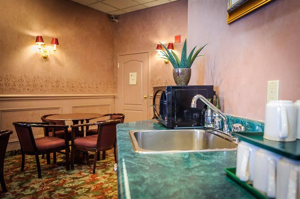Peterborough Inn & Suites Hotel Zewnętrze zdjęcie
