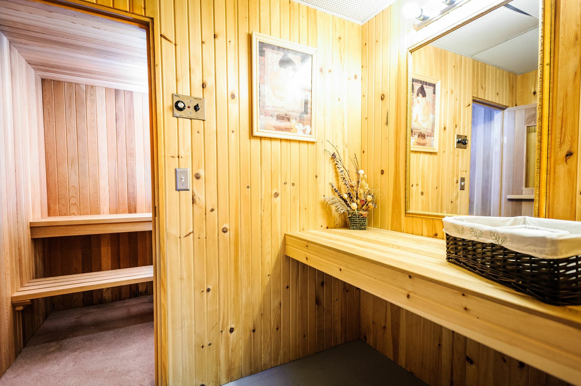 Peterborough Inn & Suites Hotel Zewnętrze zdjęcie